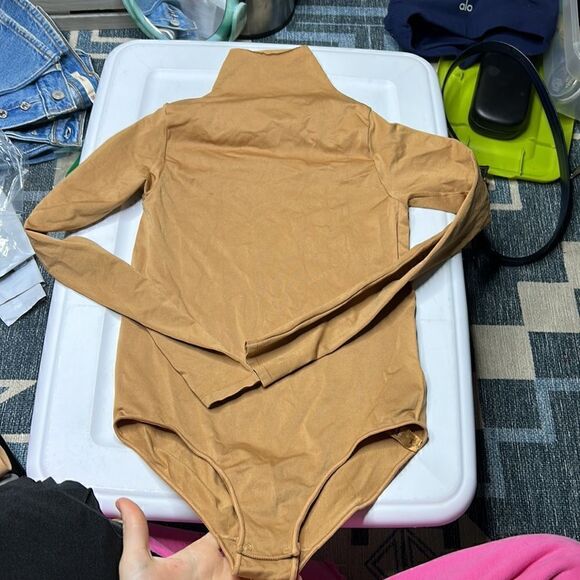 SKIMS NWOT ESSENTIAL MOCK NECK LONG SLEEVE BODYSUIT XS - Picture 4 of 5